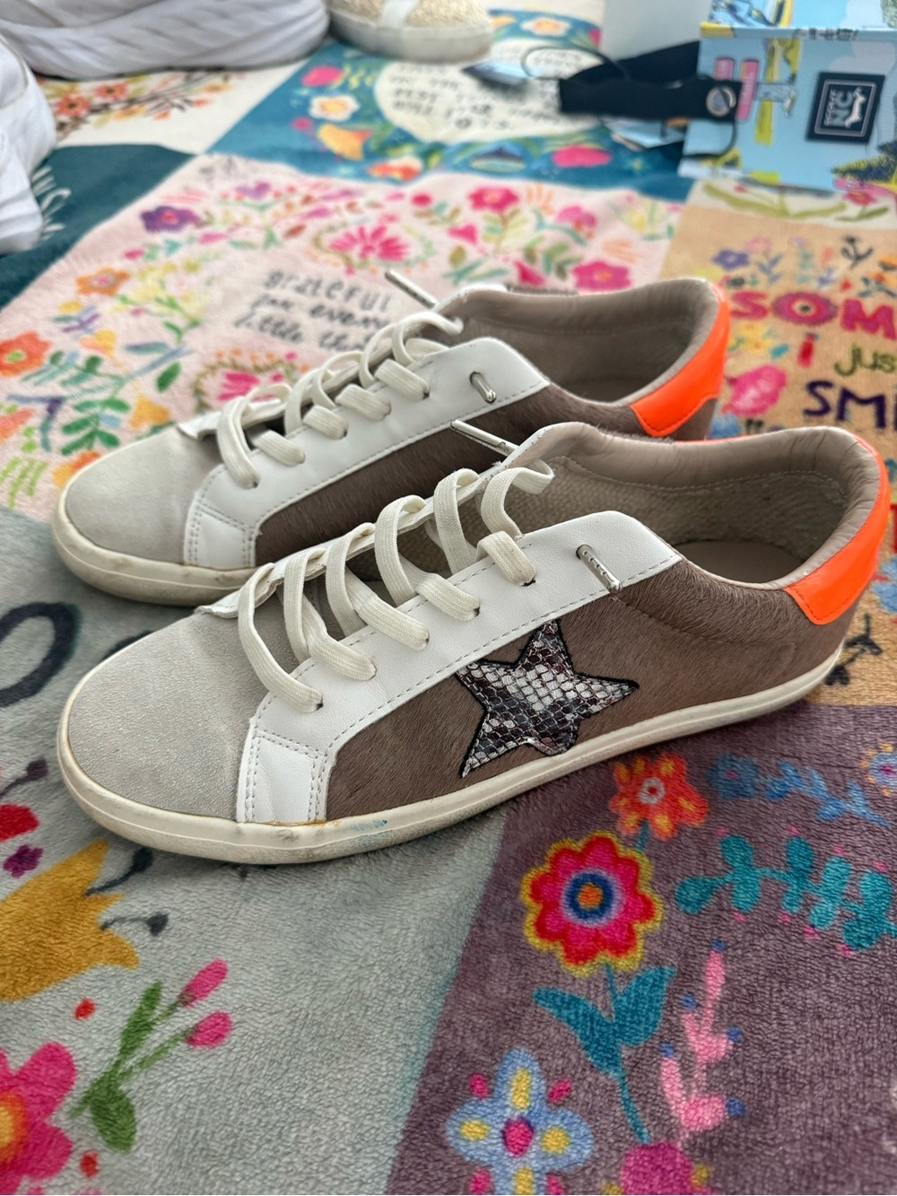 Vintage Havana Netty: Brown & White Star Accent Sneakers with Neon Orange Heel